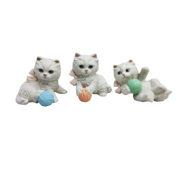 Vintage Homco #1410 White Fluffy Persian Kittens playing with balls of yarn set - Picture 3 of 4